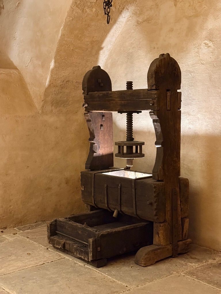 Historische Weinpresse im Gewölbe