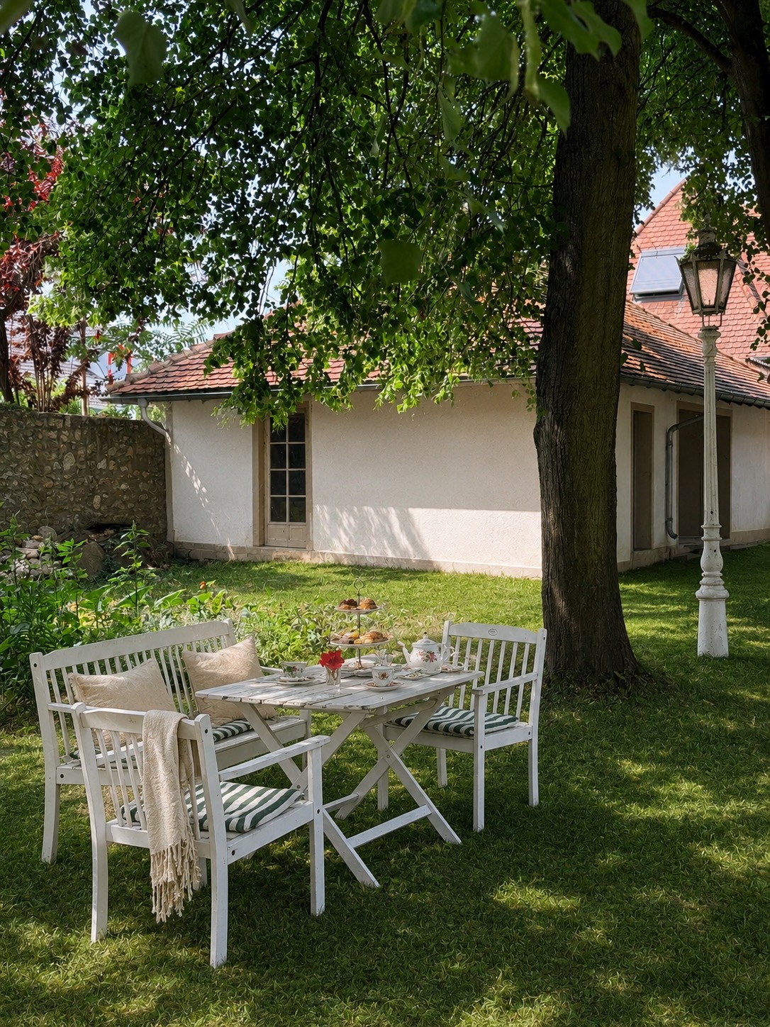Weiße Gartentafel im Schatten