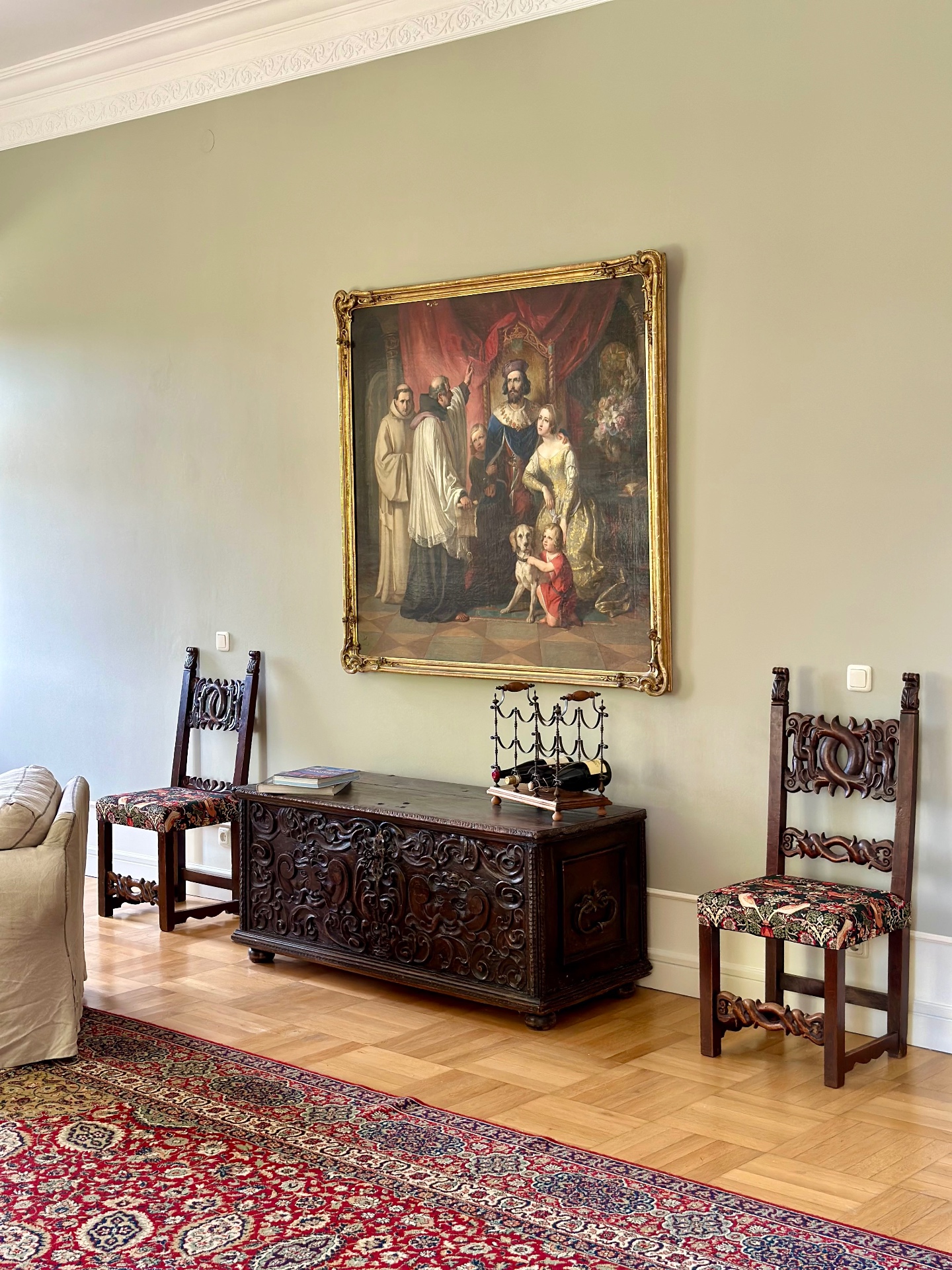 Grüner Salon · Gemälde & Truhe