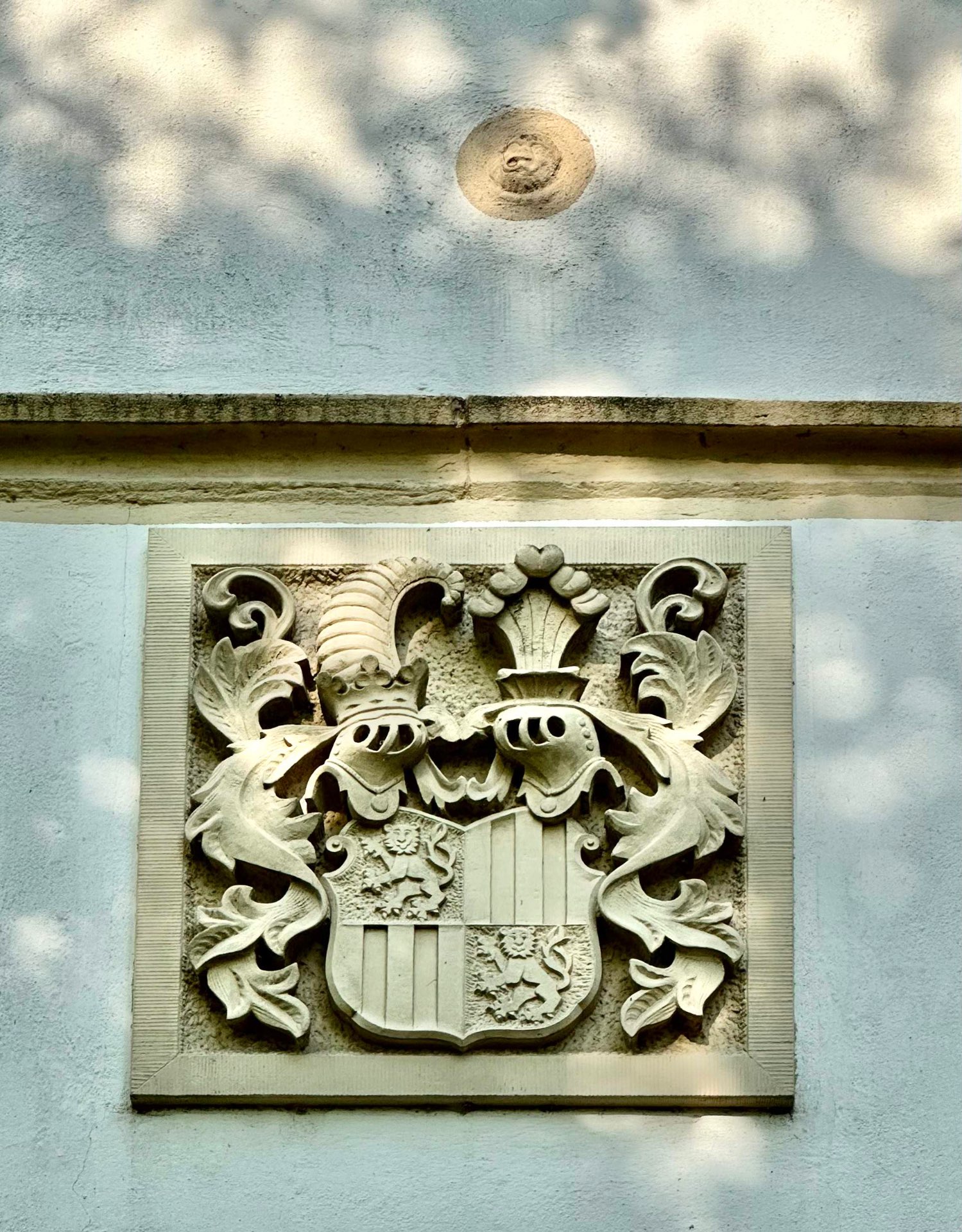 Wappen der Herren von Dienheim am Schloss